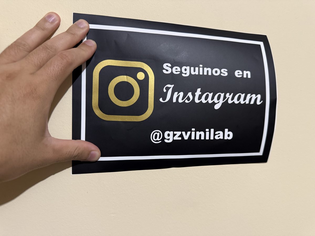 Cartel de vinilo negro con ícono dorado de Instagram y @gzvinilab