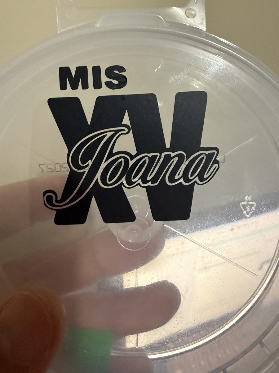 Vinilo de corte personalizado 'Mis XV Joana' en negro y blanco sobre acrílico transparente
